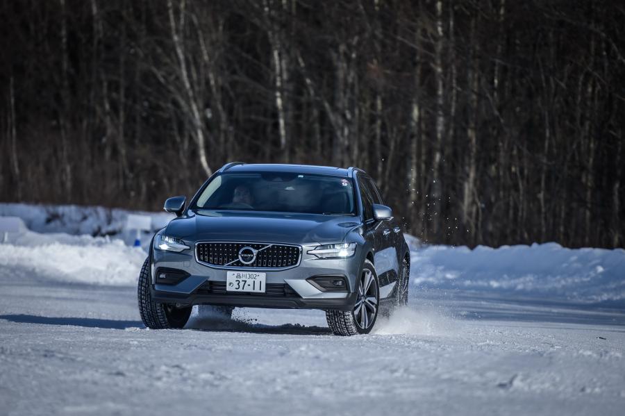  Volvo V60 T5 Cross Country 2018 года  (JP) (фото 2 из 18)